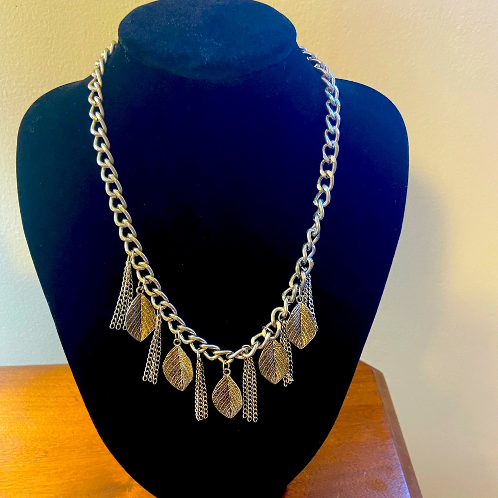 EUC LEAF AND CHAIN Short necklace costume jewelry pewter and color non-tarnish